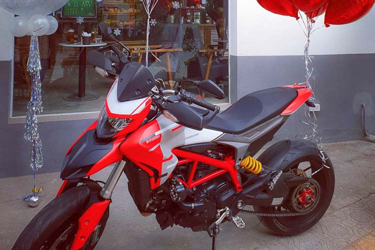 Nhân dịp kỷ niệm 2 năm ngày cưới, mới đây một cô vợ quốc dân tại Hà Tĩnh đã bí mật “tậu” chiếc xe môtô Ducati Hypermotard 939 chính hãng để làm món quà bất ngờ và đầy ý nghĩa dành cho ông xã của mình.