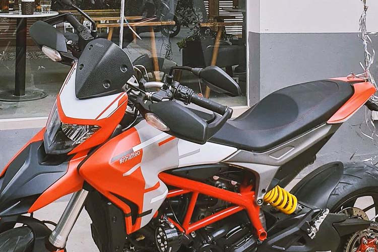 Các bánh xe có mâm được lấy từ chiếc 1299 Panigale, đi kèm lốp Pirelli Diablo Supercorsa với vân gần như trơn hoàn toàn, đem tới độ bám tối đa. Phiên bản touring Hyperstrada cũng có những cải tiến tương tự như những chiếc Hypermotard bình thường khác.