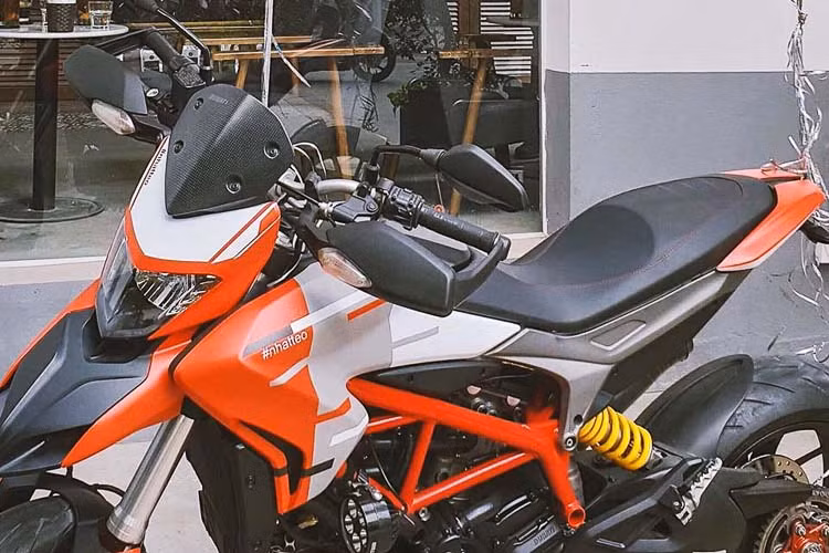 Các bánh xe có mâm được lấy từ chiếc 1299 Panigale, đi kèm lốp Pirelli Diablo Supercorsa với vân gần như trơn hoàn toàn, đem tới độ bám tối đa. Phiên bản touring Hyperstrada cũng có những cải tiến tương tự như những chiếc Hypermotard bình thường khác.