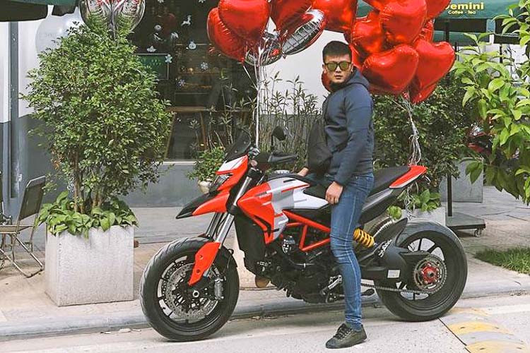 Được biết, anh chồng hạnh phúc nhất Việt Nam đầu năm 2019 này cũng là một người yêu xe môtô phân khối lớn cũng như thương hiệu xe máy đình đám của Italia - Ducati. Anh cũng từng sử dụng một chiếc siêu naked-bike nhà Ducati là Monster 1200 màu đỏ.