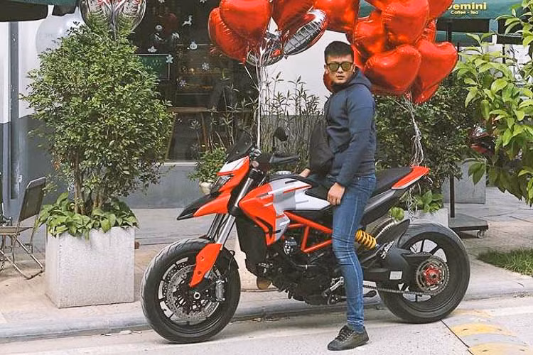 Được biết, anh chồng hạnh phúc nhất Việt Nam đầu năm 2019 này cũng là một người yêu xe môtô phân khối lớn cũng như thương hiệu xe máy đình đám của Italia - Ducati. Anh cũng từng sử dụng một chiếc siêu naked-bike nhà Ducati là Monster 1200 màu đỏ.
