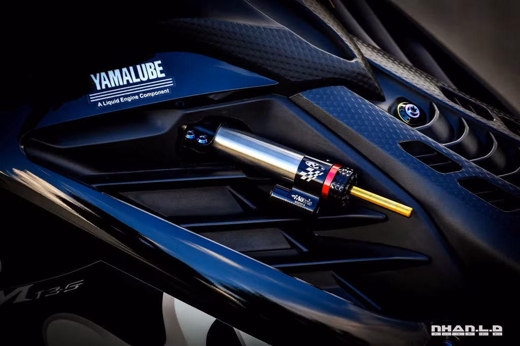 Trợ lực Matris cũng được gắn thêm ở phía sườn của xe, phụ kiện này có giá bán trên thị trường hiện tại là hơn 10 triệu đồng. Nó có tác dụng giữ vững tay lái khi đi tốc độ cao, giữ xe thăng bằng, không bị chao đảo.