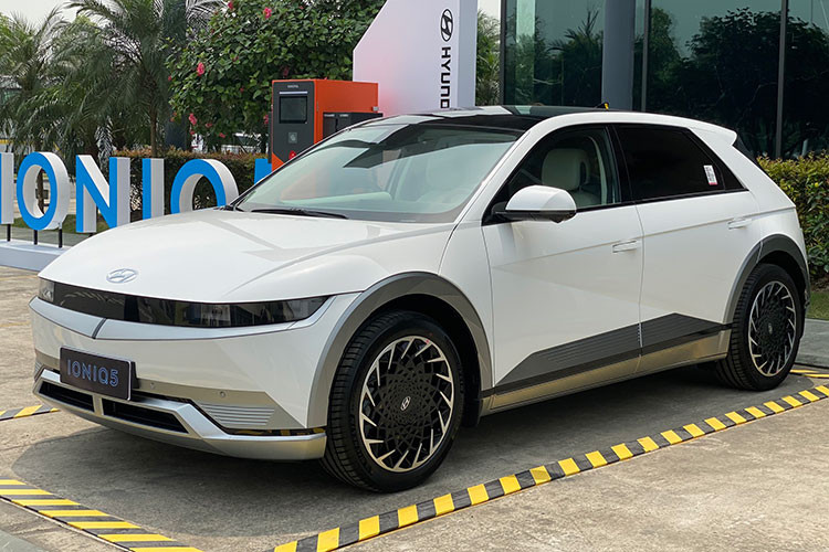 Hyundai Ioniq 5 là thiết kế Parametric Pixel với cụm đèn chiếu sáng trước, sau theo phong cách pixels với các ô vuông ánh sáng. Cụm các chi tiết này xuất hiện trên hầu hết các khu vực chiếu sáng của xe: đèn trước, đèn sau, đèn báo mức năng lượng khi sạc… Tay nắm cửa của xe dạng ẩn để tăng tính khí động học, mâm xe 20 inch thiết kế lạ mắt.