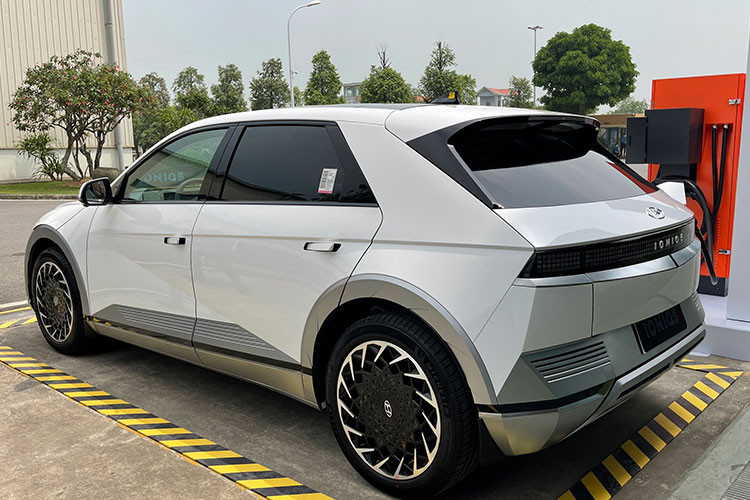 Cũng cần lưu ý, trước đó, các đại lý Hyundai từng bán mẫu SUV cỡ lớn Palisade với giá 2,65 tỷ đồng theo hình thức xe "nội bộ", không phải do Hyundai Thành Công phân phối chính thức. Người mua xe Hyundai Ioniq 5 theo hình thức "nội bộ" có lẽ sẽ quan tâm khá lớn tới vấn đề sạc pin cho xe vì mẫu xe này vẫn chưa được phân phối chính hãng nên trạm sạc chắc chắn chưa được triển khai.