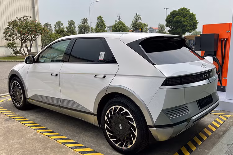Cũng cần lưu ý, trước đó, các đại lý Hyundai từng bán mẫu SUV cỡ lớn Palisade với giá 2,65 tỷ đồng theo hình thức xe "nội bộ", không phải do Hyundai Thành Công phân phối chính thức. Người mua xe Hyundai Ioniq 5 theo hình thức "nội bộ" có lẽ sẽ quan tâm khá lớn tới vấn đề sạc pin cho xe vì mẫu xe này vẫn chưa được phân phối chính hãng nên trạm sạc chắc chắn chưa được triển khai.