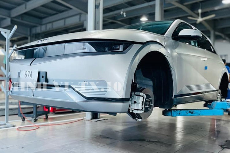 Không ít tỏ ra choáng váng trước sự chịu chơi của đại gia nào đó ở đây khi chi ra gần 2 tỷ đồng để làm người tiên phong trải nghiệm xe Hyundai Ioniq 5, nhưng cũng có không ít hoài nghi cho đây là hình ảnh chỉnh sửa... Hiện hình ảnh chiếc xe điện Hyundai Ioniq 5 biển số An Giang đang thu hút khá nhiều sự quan tâm của cộng đồng mạng.