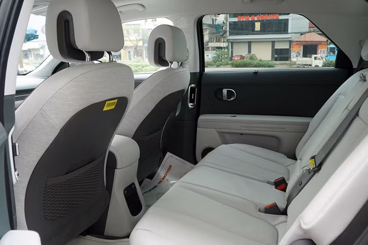 Một điểm đặc biệt nữa chính là việc khoang xe được thiết kế để tối ưu không gian, giúp mang lại sự rộng rãi nhất cho người ngồi. Ghế ngồi phẳng, toàn bộ ghế ngồi có thể điều chỉnh khoảng cách. Trục cơ sở dài tới 3m cũng giúp người ngồi ở hàng ghế thứ hai thoải mái nhất.