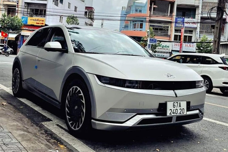 Giá xe Hyundai Ioniq 5 cũng như thời điểm ra mắt khách hàng Việt vẫn còn là ẩn số. Nhưng vào cuối năm ngoái, một số nhân viên đại lý đã chào bán Hyundai Ioniq 5 gần 2 tỷ đồng trong khi thời gian giao xe không được tiết lộ. Chính vì điều này mà hình ảnh một chiếc Hyundai Ioniq 5 xuất hiện tại miền Tây đeo biển số An Giang đã gây bất ngờ cho nhiều người.