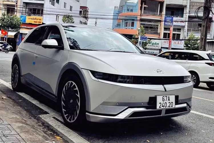 Giá xe Hyundai Ioniq 5 cũng như thời điểm ra mắt khách hàng Việt vẫn còn là ẩn số. Nhưng vào cuối năm ngoái, một số nhân viên đại lý đã chào bán Hyundai Ioniq 5 gần 2 tỷ đồng trong khi thời gian giao xe không được tiết lộ. Chính vì điều này mà hình ảnh một chiếc Hyundai Ioniq 5 xuất hiện tại miền Tây đeo biển số An Giang đã gây bất ngờ cho nhiều người.
