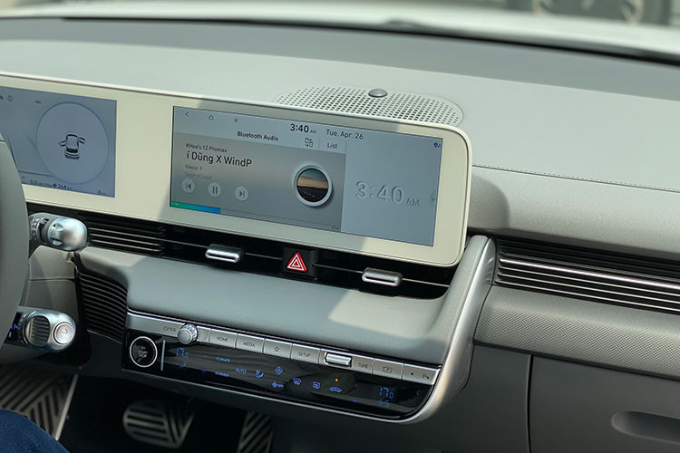 Bên cạnh đó, các chức năng tiêu chuẩn khác như điều hoà tự động, đèn tự động, khởi động chìa khoá thông minh, cửa sổ tời toàn cảnh, hệ thống hỗ trợ lái 3 chế độ drive-mode,…đi kèm với đó là một loạt tính năng an toàn, hiện đại mới nhất của hãng xe Hyundai Hàn Quốc.