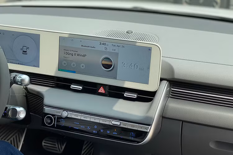 Bên cạnh đó, các chức năng tiêu chuẩn khác như điều hoà tự động, đèn tự động, khởi động chìa khoá thông minh, cửa sổ tời toàn cảnh, hệ thống hỗ trợ lái 3 chế độ drive-mode,…đi kèm với đó là một loạt tính năng an toàn, hiện đại mới nhất của hãng xe Hyundai Hàn Quốc.