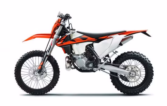 Với động cơ 2 thì được hãng xe máy KTM phát triển, điều này đồng nghĩa với việc lội ngược dòng và đi ngược lại xu thế từ trước đến nay trong khi các hãng xe máy trên toàn Thế giới hiện nay đều chuyển sang sử dụng động cơ 4 thì nhằm đáp ứng đầy đủ các quy định khí thải.