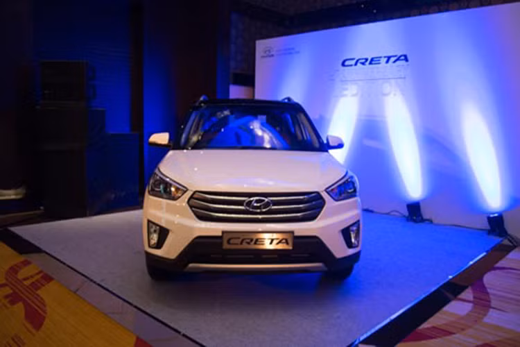 Hyundai Creta Anniversary Edition là phiên bản kỷ niệm 1 năm ra đời của dòng xe Creta tại thị trường này. Mẫu xe này được hãng xe Hàn Quốc phát triển dựa trên bản SX+ và có một số đặc điểm nhận dạng riêng như trần xe màu đen đối lập, tương tự trụ C.