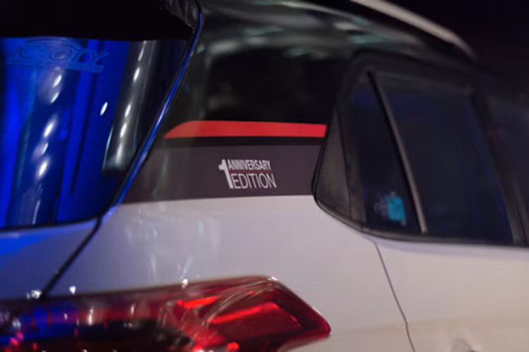 Các chi tiết trên kết hợp cùng đường gân dập nổi “sắc lẹm” chạy dọc đến vạt đuôi đèn hậu, phần ốp nhựa tối màu ở vòm bánh và phía dưới cửa làm bộc lên phong cách thể thao và trẻ trung. Một số chi tiết thân xe được trang bị logo 1 Anniversary Edition đỏ - xám đầy mạnh mẽ.