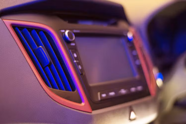 Trên bảng táp lô, bảng điều khiển được thiết kế hài hòa nổi bậc với màn hình cảm ứng 5 inch hiển thị đa thông tin ở trung tâm. Ngoài ra, các trang thiết bị đáp ứng đầy đủ nhu cầu sử dụng và sự tiện nghi cho hành khách.