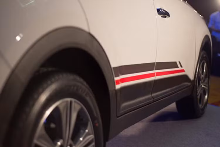 Xe sở hữu la zăng hợp kim đúc 17 inch màu xám thiết kế 5 chấu độc đáo và hiện đại ,cùng tay nắm cửa mạ chrome góp phần điểm thêm sự sang trọng cho xe. Phía sau với đuôi lướt gió, đèn sau, nẹp cửa mạ chrome và cản sau tối màu,... tất cả phối hợp với nhau hết sức hài hòa.