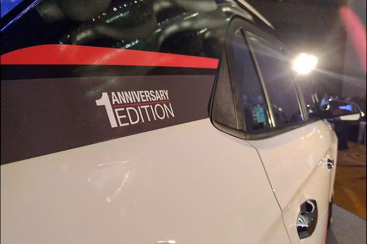 Xe sở hữu lưới tản nhiệt dạng 3D mạ chrome và cản trước thể thao mang đến một phong thái chững chạc và mạnh mẽ. Cụm chiếu sáng với đèn pha Projecter viền đèn LED tinh tế bố trí sát mép ngoài, vuốt ra sau và ôm sát lấy thân xe. Bên cạnh đó là đèn sương mù kích thước lớn đặt dọc.