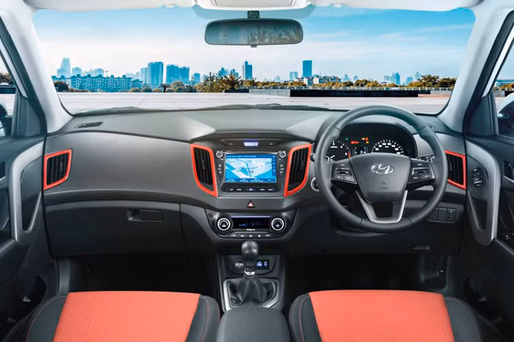 Bên trong Hyundai Creta Anniversary Edition sử dụng táp-lô 2 màu đen xám bổ trợ nhau tạo cảm giác khá sang trọng và đẹp mắt. Những điểm nhấn màu đỏ kết hợp với màu đen được sử dụng hài hòa tạo sự tinh tế hơn cho cả nội và ngoại thất của xe.