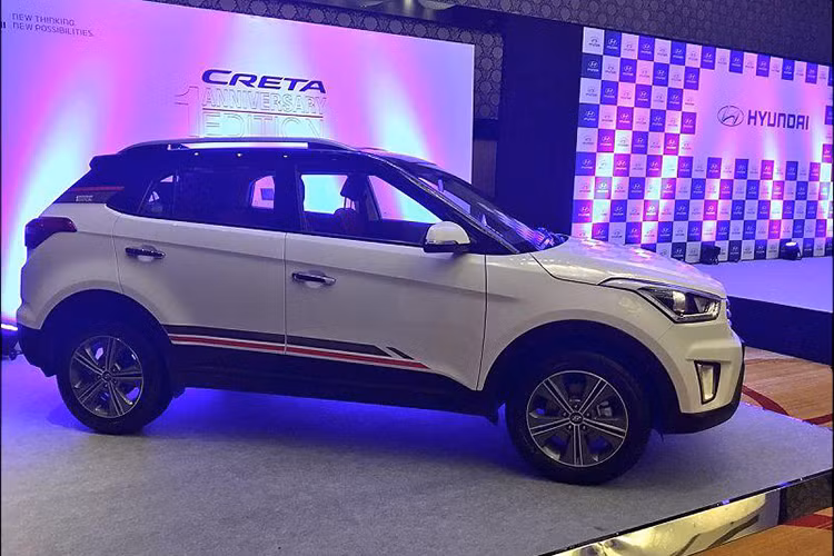 Cũng giống như phiên bàn thường từng xuất hiện trước đây, Creta Anniversary Edition sở hữu khung cửa kính viền đen mạnh mẽ, gương chiếu hậu điều chỉnh và gập điện có tích hợp đèn báo rẽ cùng gá nóc giúp chiếc xe trông khỏe khoắn hơn.