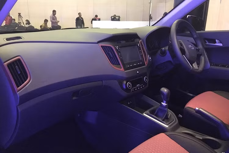 Vô lăng ba chấu được thiết kế gọn gàng, bọc da và có tích hợp các nút điều chỉnh âm thanh và kết nối điện thoại rảnh tay, cảm giác cầm lái khá dễ chịu và thuận tiện thao tác chỉ với một ngón tay. Cần số đặt ở vị trí phù hợp, bọc da và thiết kế gãy gọn, sắc nét...