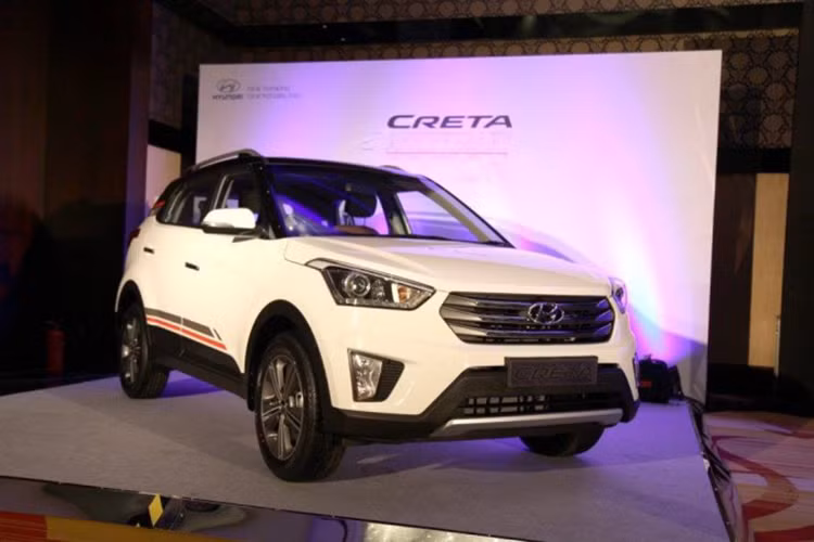 Hệ thống an toàn của xe bao gồm; 6 túi khí, hệ thống chống bó cứng phanh ABS và phân bổ lực phanh điện tử cùng với hệ thống cân bằng điện tử ESC và hỗ trợ khởi hành ngang dốc. Ngoài ra nó còn được trang bị cảm biến và camera lùi kết nối với màn hình điều khiển trung tâm.