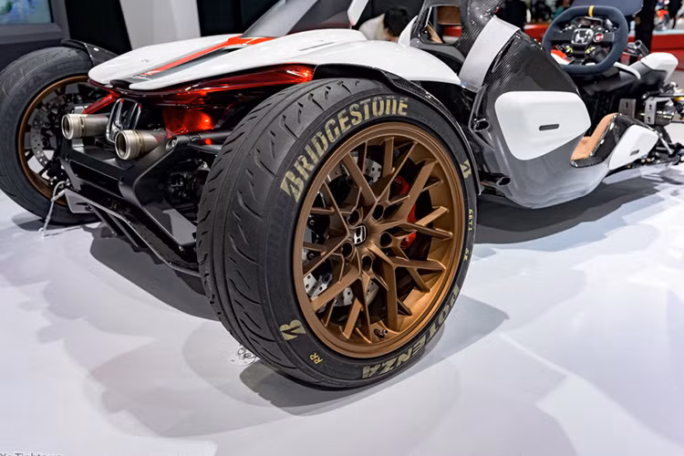 Xe sở hữu vị trí ghế ngồi thấp có thể đặt ở bên trái hoặc bên phải thân xe tùy theo thị trường, trọng tâm xe thấp. Ngoài những trang bị cho xe như ốp khí động học, vô lăng thể thao, bánh lớn... xe cũng được trang bị cặp pô mạnh mẽ đúng với phong cách xe đua.