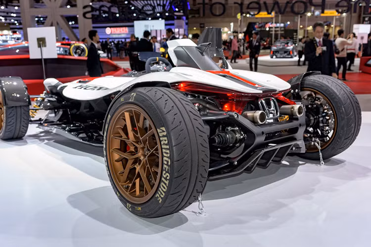 Xe sở hữu buồng lái chỉ với 1 cái ghế nổi bồng bềnh (floating seat) giữa thân xe và không có bất kỳ một tấm che nào, theo đánh giá thì nó còn ghê gớm hơn cả những chiếc xe đua F1.