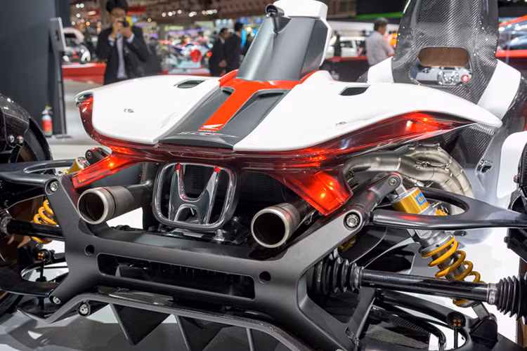 Mẫu Honda Project 2&amp;4 có chiều dài tổng thể 3,04 mét, chiều ngang thân xe là 1,82 mét và cao chỉ có 0,995 mét. Thêm nữa là tổng trọng lượng của xe chỉ có 405 kg.