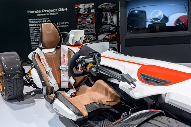 Cỗ máy của siêu môtô Honda RC213V đã được tinh chỉnh lại cho phù hợp với thiết kế của một chiếc xe 4 bánh và lèo lái dễ dàng trên đường phố cũng như mọi địa hình.