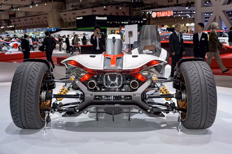 Honda gọi đây là kiến trúc "cabin-less" tức là không có cabin, nhờ đó người lái sẽ tận hưởng được nhiều cảm giác nhất từ việc tăng tốc cũng như cảm giác phấn khích tột cùng khi chạy xe ở tốc độ cao.