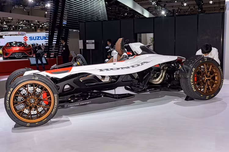 Động cơ này sở hữu 4 xy-lanh thẳng hàng, dung tích 999cc, 4 thì, 6 số, cho công suất tối đa 215 PS ở vòng tua 13.000 RPM và momen xoắn cực đại 118 Nm tại 10.500 RPM.