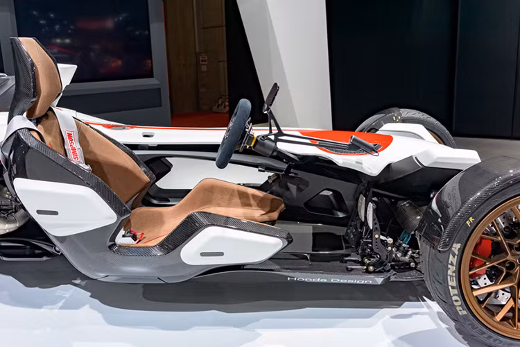 Trái tim của Project 2&amp;4 đến từ khối động cơ siêu môtô RC213V, loại được trang bị trên chiếc môtô cùng tên dùng để đua trong các giải MotoGP và đã mang lại không ít thành công cho hãng Honda.