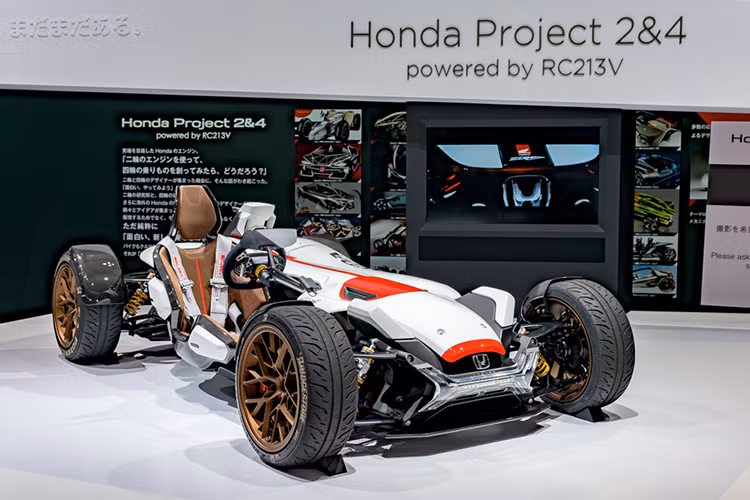 Mẫu xế đua 4 bánh Project 2&amp;4 của Honda có thiết kế vô cùng đặc biệt, nó được thiết kế để vừa mang được trải nghiệm ngồi trên xe hơi nhưng vẫn tạo được cảm giác phấn khích và có phần "sợ hãi".