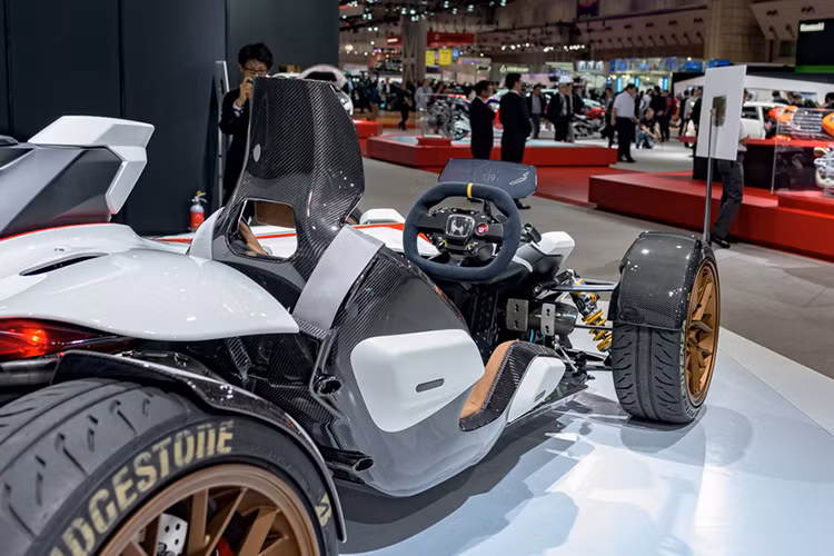 Bên cạnh đó, Honda còn hào phóng sử dụng sợi carbon và nhôm. Những hình ảnh chính thức của chiếc concept cũng cho thấy hệ thống giảm xóc "hàng hiệu" Ohlins.