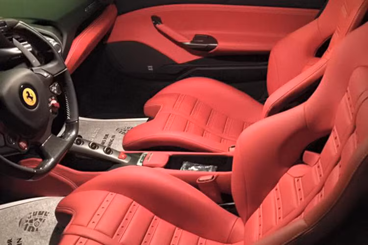 Vô-lăng thể thao của xe sở hữu nhiều nút bấm quen thuộc "đúng kiểu" nhà Ferrari. Trong đó, nút khởi động màu đỏ được đặt góc bên trái. Bên phải là các chế độ lái của Ferrari 488 GTB được điều khiển thông qua nút gạt. Tất nhiên, không thế thiếu cụm lẫy chuyễn số phía sau vô lăng.