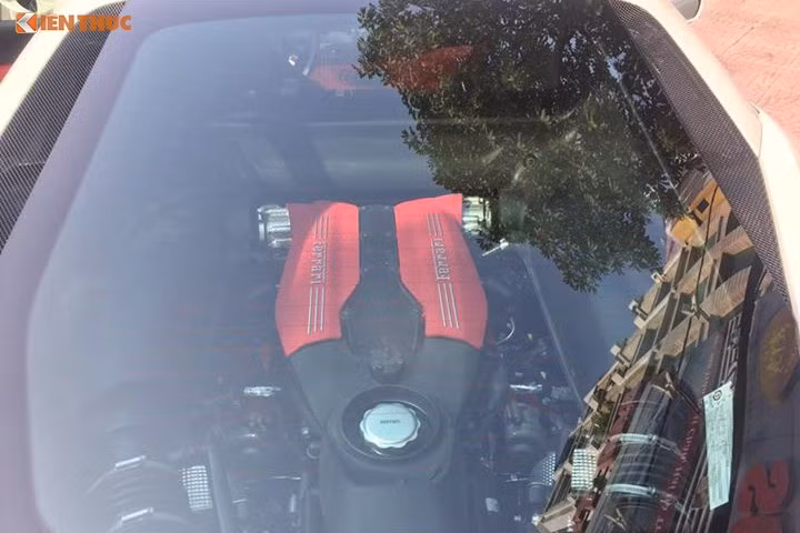 Ferrari 488 GTB cũng là chiếc Ferrari thứ 2 sử dụng động cơ tăng áp được đặt ở phía sau. Chiếc đầu tiên dùng loại động cơ này là California T. Ưu điểm của loại động cơ này là dung tích nhỏ, tiêu hao ít nhiên liệu và công suất mạnh hơn. Động cơ 488 GTB có dung tích 3,9 lít, công suất 661 mã lực và 760 Nm mô-men xoắn.