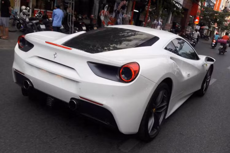Ferrari 488 GTB đầu tiên tại Hải Phòng có ngoại thất trắng muốt với điểm nhấn là các chi tiết như hốc gió bên hông, la-zăng hay cản va sau được sơn trong màu đen và xám đối lập. Đây cũng là dòng xe thứ 2 của hãng xe Ý - Ferrari được trang bị động cơ tăng áp.