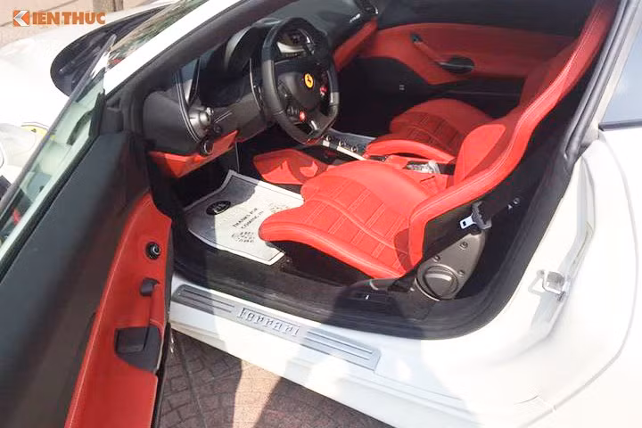 Siêu xe 488 GTB mang gam màu đỏ rực kết hợp cùng nhiều chi tiết sử dụng chất liệu sợi carbon làm điểm nhấn trong thiết kế. Trên bảng táp lô của xe, các nút điều khiển được mạ crôm sáng bóng hay một số chi tiết được làm từ chất liệu sợi carbon.