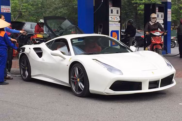  Ferrari 488 GTB mới là một trong những siêu xe đang khá thịnh hành tại thị trường Việt Nam trong thời gian qua với khoảng hơn 10 chiếc được đưa về nước theo dạng nhập khảu tư nhân, đa số trong đó đều định cư tại các thành phố lớn như Sài Gòn, Hà Nội hay Đà Nẵng - đây là chiếc đầu tiên có mặt tại Hải Phòng.