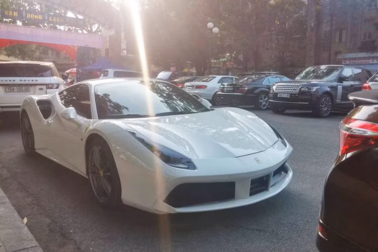 Mới lăn bánh tại Hải Phòng trong những ngày đầu năm 2017, siêu xe Ferrari 488 GTB đã khiến giới chơi xe Việt được dịp xôn xao chú ý. Tính đến nay đây cũng là "siêu ngựa" duy nhất có mặt tại thành phố Hoa Phượng Đỏ này mặc dù tại đây cũng được các dân chơi sở hữu khá nhiều siêu xe, xe sang.