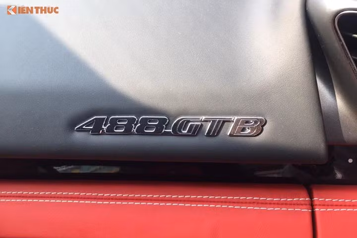 Ferrari 488 GTB được trang bị hệ thống giải trí mới Digital Audio Broadcasting (DAB) kết hợp cùng ứng dụng Apple CarPlay, hệ thống âm thanh cao cấp của JBL-Harman gồm 12 loa có công suất 1.280 Watt... Logo chữ 488 GTB màu đen nổi bật trên tựa đầu ghế ngồi.