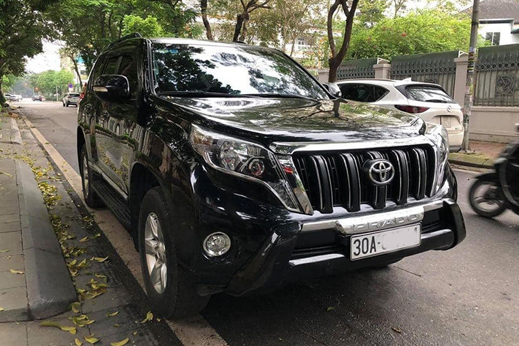  Toyota Land Cruiser Prado 2015 cũ trong bài viết này được đưa về Việt Nam dưới dạng xe nhập khẩu nguyên chiếc. Ngoài một số được đưa về các đại lý tư nhân, xe cũng được bán chính hãng từ phía Toyota Việt Nam nhưng doanh số khá thấp do kén người dùng bởi thiết kế không đổi và giá thành cao hơn so với các đối thủ cũng phân khúc.