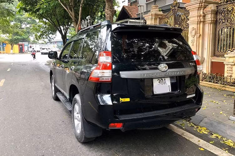 Chiếc xe Toyota Land Cruiser Prado TXL 2015 trong bài viết này còn khá mới, tình trạng nội ngoại thất còn nguyên bản và đã lăn bánh khoảng hơn 50.000km. Xe sở hữu kích thước dài x rộng x cao lần lượt 4.780 x 1.885 x 1.845 mm. Nổi bật nhất ở ngoại thất chính là cụm đèn pha LED thiết kế hình boomerang, đi kènm tính năng cân bằng góc chiếu tự động, kết hợp với lưới tản nhiệt mạ chrome cỡ lớn.