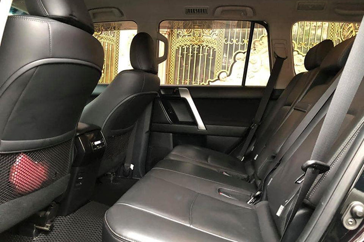 Những trang bị an toàn cao cấp nhất cũng được trang bị cho mẫu xe này như hệ thống chống bó cứng phanh ABS, hệ thống phân phối lực phanh điện tử EBD, hỗ trợ phanh khẩn cấp BA, hệ thống cân bằng điện tử VSC, hệ thống chống trượt khi tăng tốc TRC, camera lùi, cảm biến lùi và 7 túi khí.