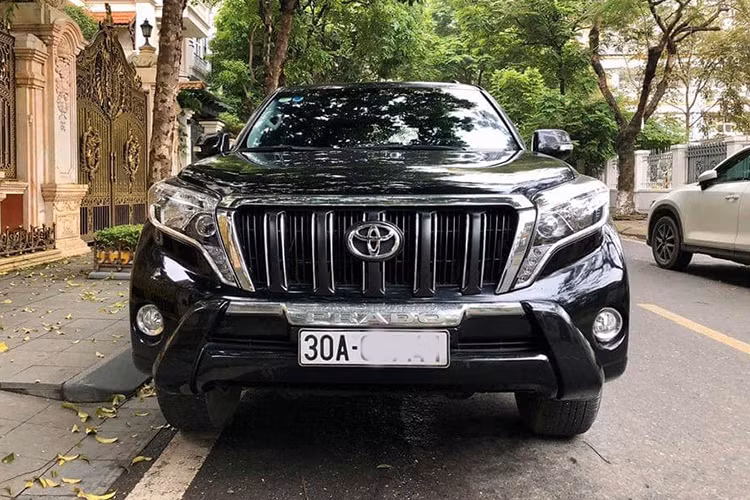 Thời điểm cuối năm 2015, giá xe Toyota Land Cruiser Prado TXL được niêm yết chính hãng là 2,192 tỷ đồng. Sau khoảng 5 năm sử dụng, Cruiser Prado đời cũ này hiện đang được chào bán với giá hơn 1,4 tỷ đồng. Đây được xem là mẫu xe khá giữ giá tại thị trường Việt Nam như doanh số khá thấp bởi mức giá xe mới cao hơn các đối thủ cùng phân khúc.