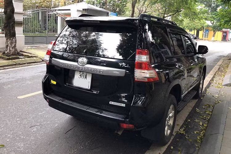 Toyota Land Cruiser Prado tại Việt Nam sở hữu động cơ xăng 2TR-FE 2.7L 4 xy lanh thẳng hàng cho công suất tối đa 164 mã lực và mô-men xoắn cực đại 246Nm. Đi kèm với động cơ này là hộp số tự động 6 cấp và hệ thống dẫn động 4 bánh toàn thời gian có trang bị khóa vi sai trung tâm hạn chế trượt TORSEN, hỗ trợ tối đa khả năng off-road.