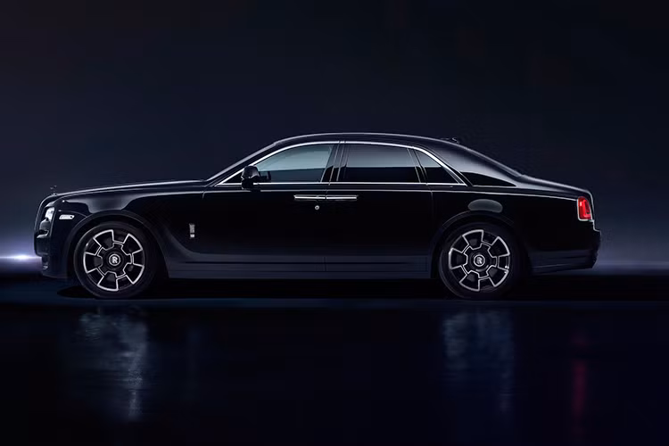 Điều gì sẽ xảy ra nếu kết hợp sự sang trọng của chiếc siêu xe sang Rolls-Royce Ghost với sức mạnh của thương hiệu thời trang đình đám Thế giới Donatella Versace? Điều này sẽ được chứng kiến khi chiếc xe siêu sang xuất hiện tại Tuần lễ Thời trang London 2017.