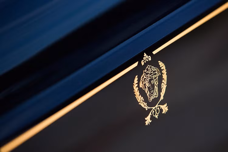 Vẻ ngoài sang trọng với màu đen quý phái của chiếc Rolls-Royce Ghost phiên bản Black Badge được tôn lên nhờ nội thất tùy chỉnh màu xanh cô-ban nhằm nhấn mạnh tông màu chủ đạo của bộ sưu tập Donatella mà Versace mang tới sự kiện thời trang London lần này.