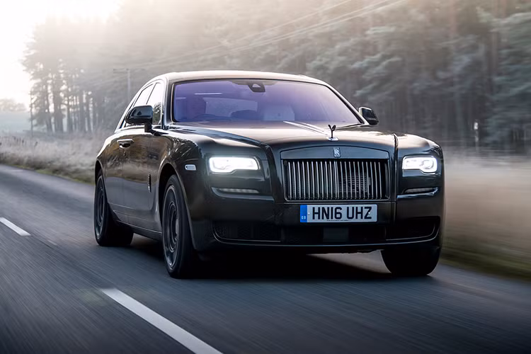 Rolls-Royce Black Badge được hãng giới thiệu hồi tháng 3/2016 và có một số nâng cấp so với bản tiêu chuẩn. Biểu tượng Spirit of Ectasy có thiết kế màu đen bóng ở mũi xe, la-giăng làm từ vật liệu composite nhôm sợi carbon. Động cơ V12 tăng áp kép 6,6 lít được cải tiến cho công suất 603 mã lực và mô men xoắn 840Nm kết hợp hộp số tự động 8 cấp cải tiến cho phép số vòng tua cao hơn. 