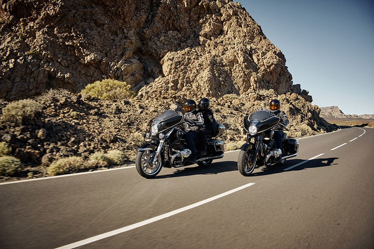 Không chỉ bền bỉ và êm ái, động cơ Big Boxer còn mang đến những cảm xúc khác biệt với thiết kế cổ điển, công nghệ phun xăng điện tử BMS K+ và tay ga điện tử E-gas BMS-0. Tại Việt Nam, giá xe BMW R18 Transcontinental và R18 B được bán ra với giá lần lượt là 1,539 và 1,299 tỷ đồng. Cả hai mẫu xe đều có chế độ bảo hành 3 năm không giới hạn số km. 